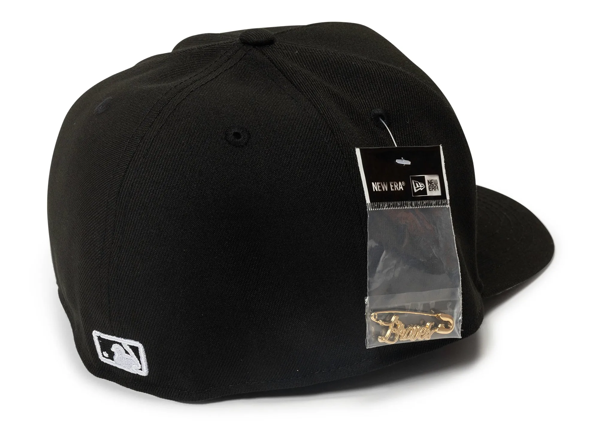 New Era Script Safety Pin Atlanta Braves Fitted Hat v2 xld